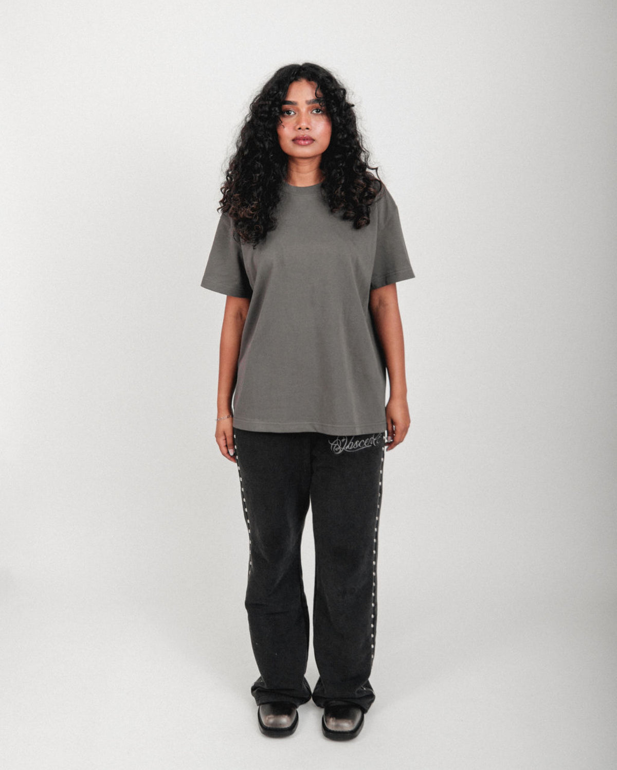 ANNIVERSARY ESSENTIAL TEE (CHARCOAL)